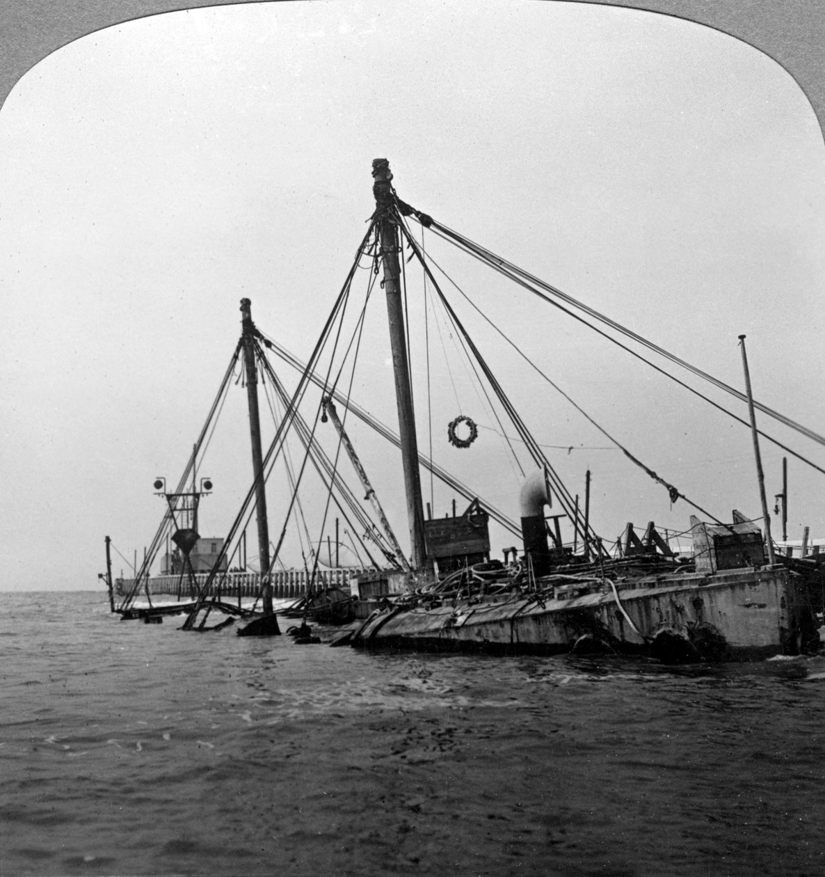 Elsüllyedt HMS Vindictive hadihajó, Oostende, Belgium, I. világháború, 1918. alkotó: Realistic Travels Publishers