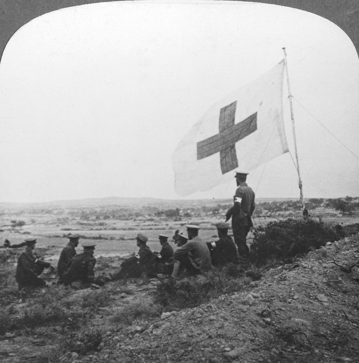 A Brit Vöröskereszt a terepen, készen áll a kegyelmi küldetésére, I. világháború, c1914-c1918 alkotó: Realistic Travels Publishers