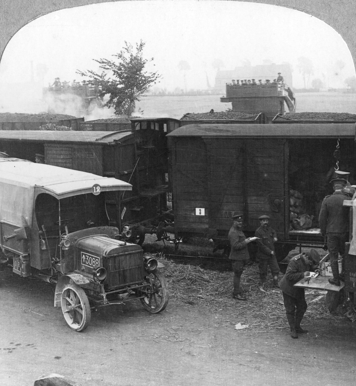 Csapatokat és utánpótlást rohannak a sínfejről a lővonalra, I. világháború, c1914-c1918 alkotó: Realistic Travels Publishers