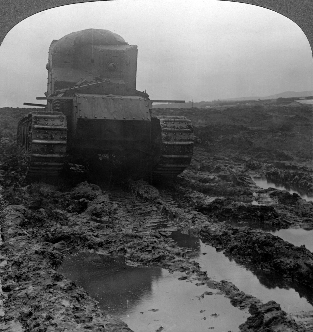 Whippet tank egy sáros csatatéren, Morcourt, Franciaország, I. világháború, 1918. alkotó: Realistic Travels Publishers