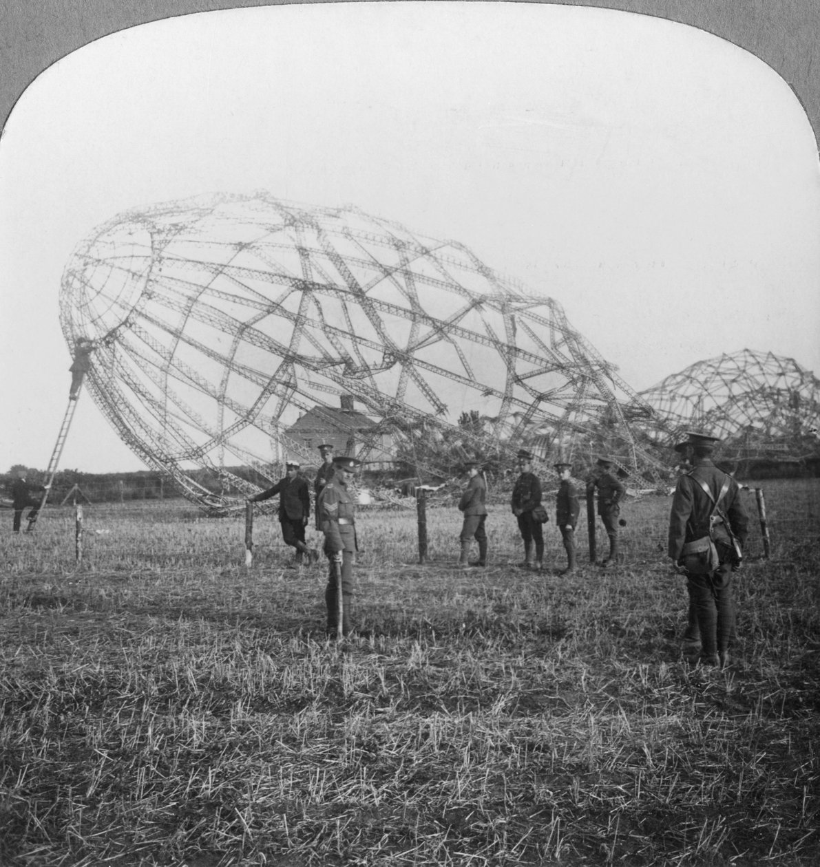 A Zeppelint az essexi Colchester közelében lőtték le, 1916-ban az első világháborúban alkotó: Realistic Travels Publishers