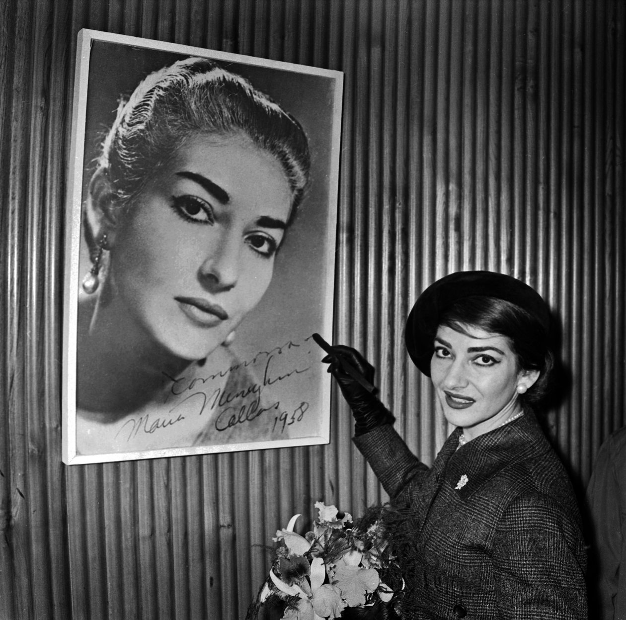 Maria Callas szoprán énekesnő dedikálja az egyik poszterét a párizsi Orly repülőtéren, mielőtt Chicagóba utazik január 16. alkotó: René Saint Paul