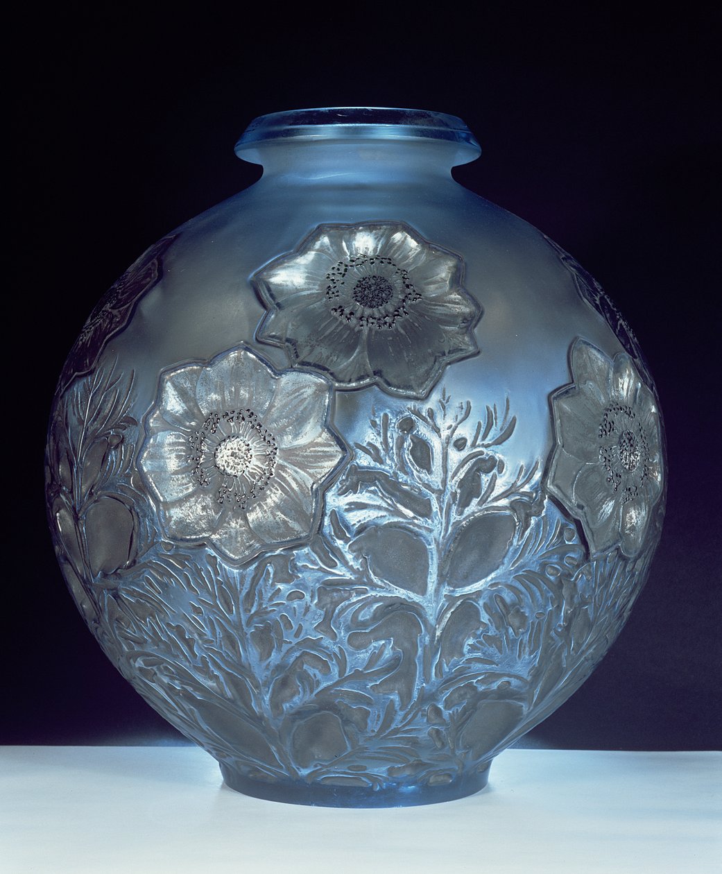 Anemones váza, 1913 (halványkék és matt üveg) alkotó: Rene Jules Lalique