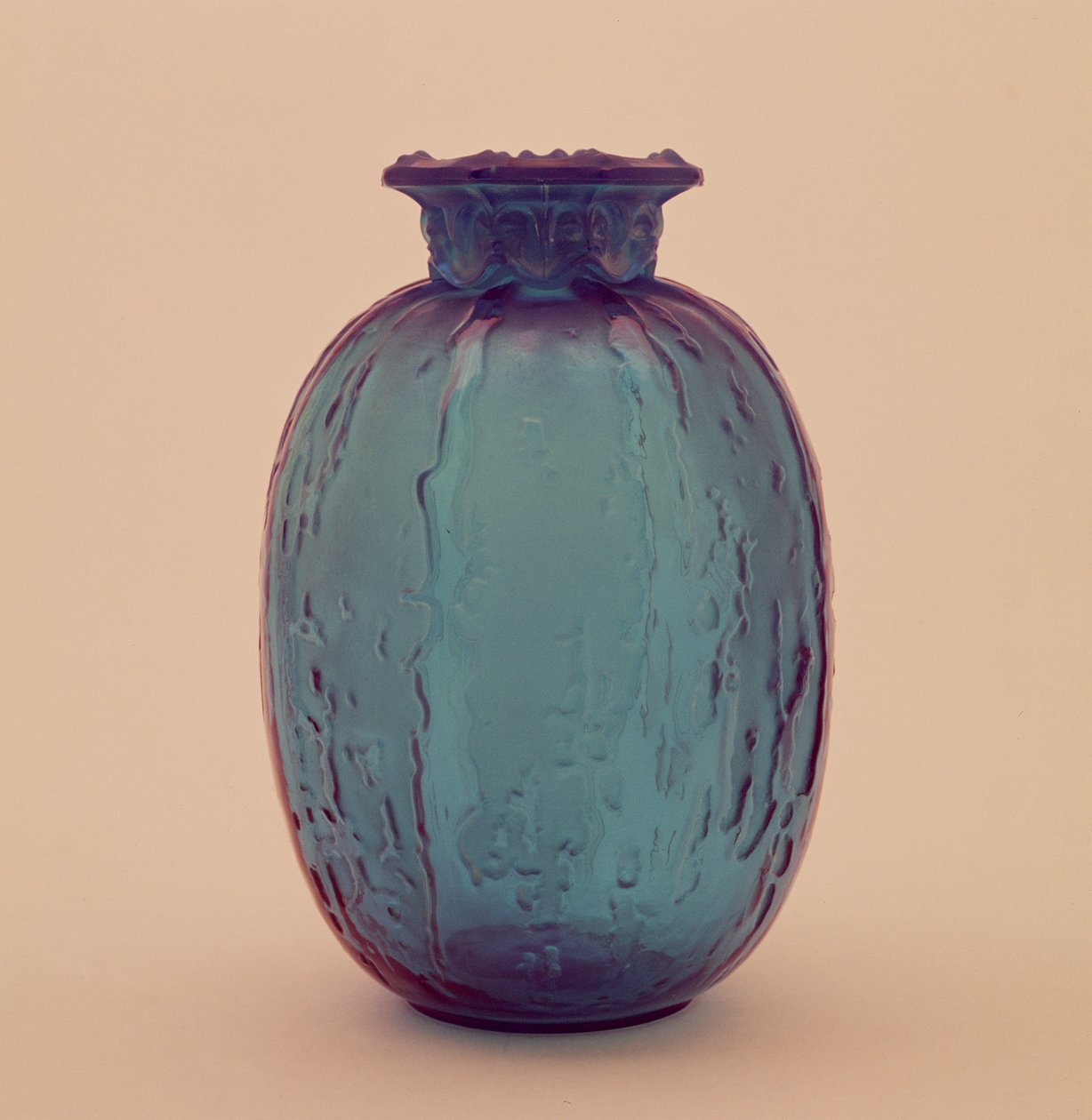 Fedett váza szatén bevonattal, 1902 körül (üveg) alkotó: Rene Jules Lalique