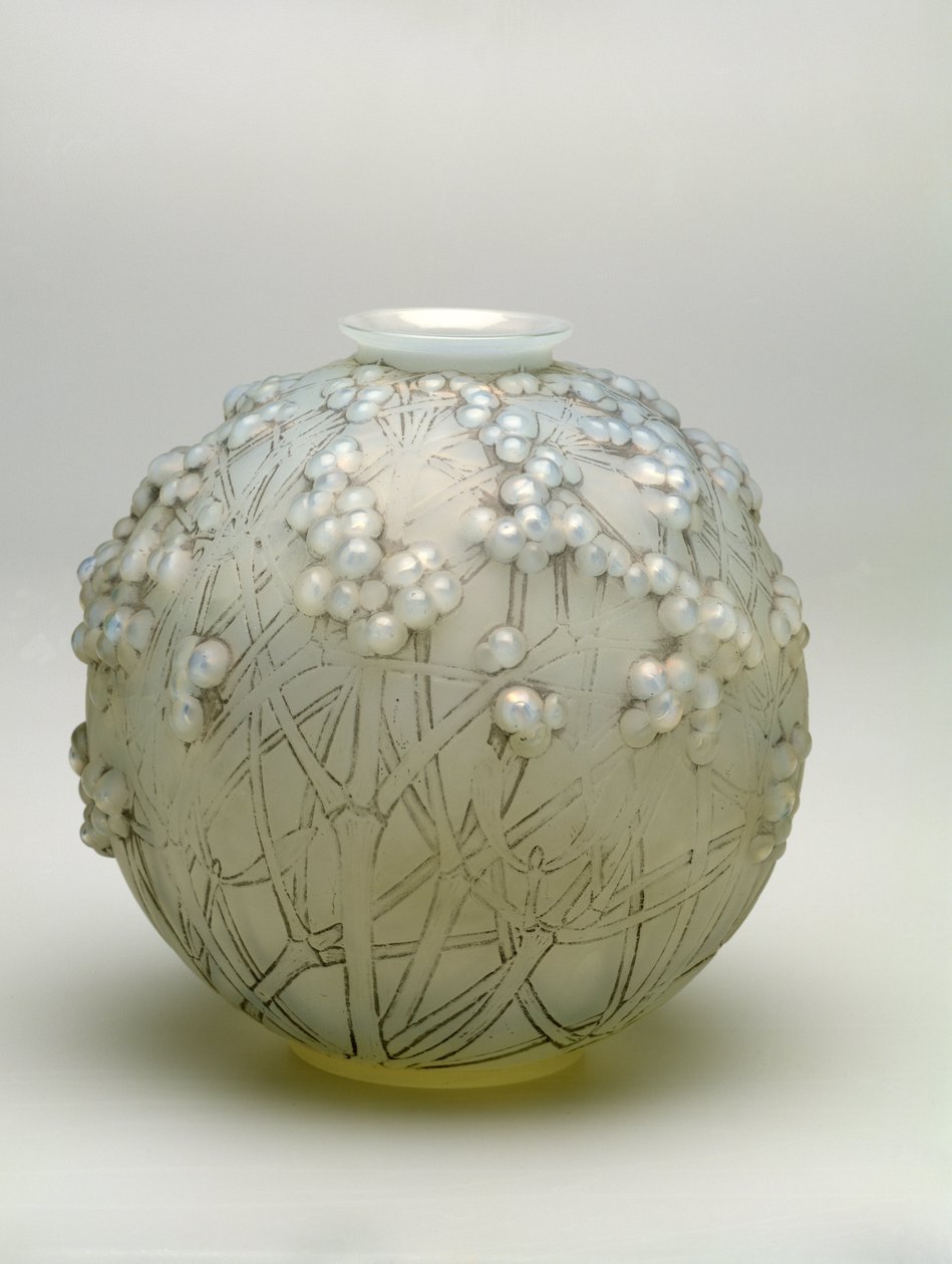 Druida váza, 1924 (formába fújt üveg) alkotó: Rene Jules Lalique