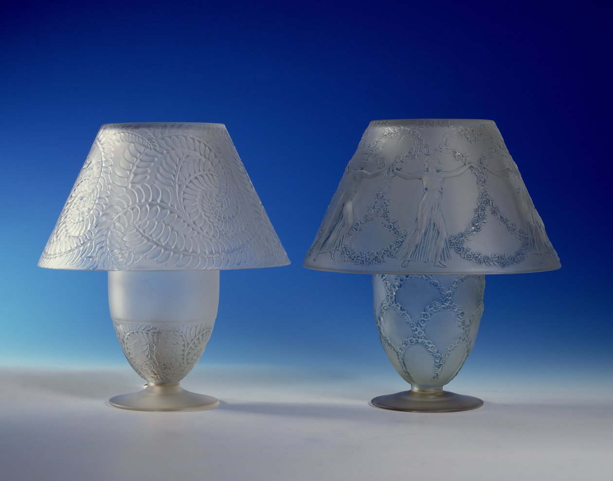 Feuillages fagyasztott asztali lámpák (üveg) alkotó: Rene Jules Lalique