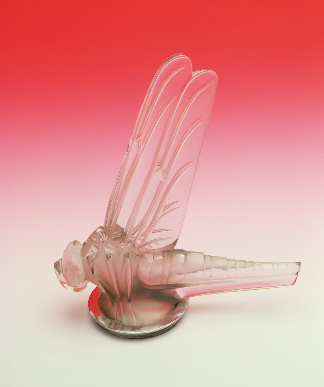 Lalique autó kabalája egy nyitott szárnyú szitakötővel alkotó: Rene Jules Lalique