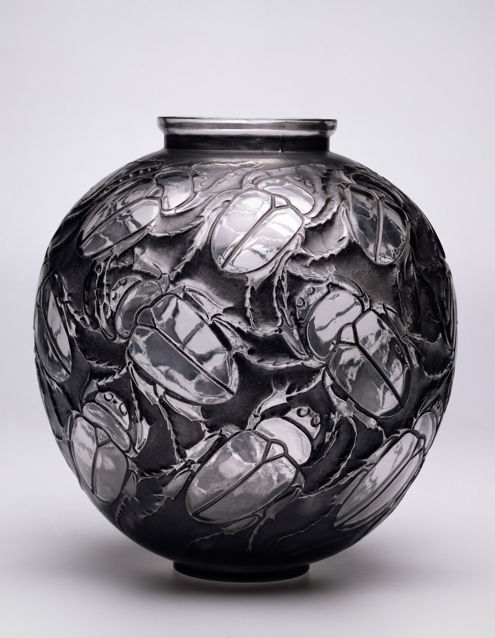 Nagy szkarabeusz váza, 1923 (fekete patinás, formába fújt üveg) alkotó: Rene Jules Lalique