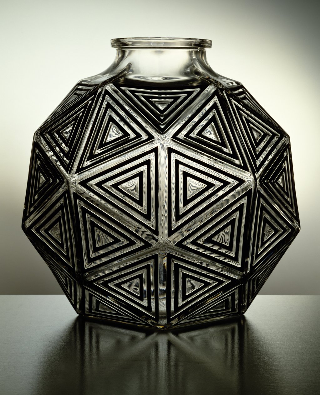 Nanking váza, 1925 (átlátszó és fekete zománc az üvegen) alkotó: Rene Jules Lalique