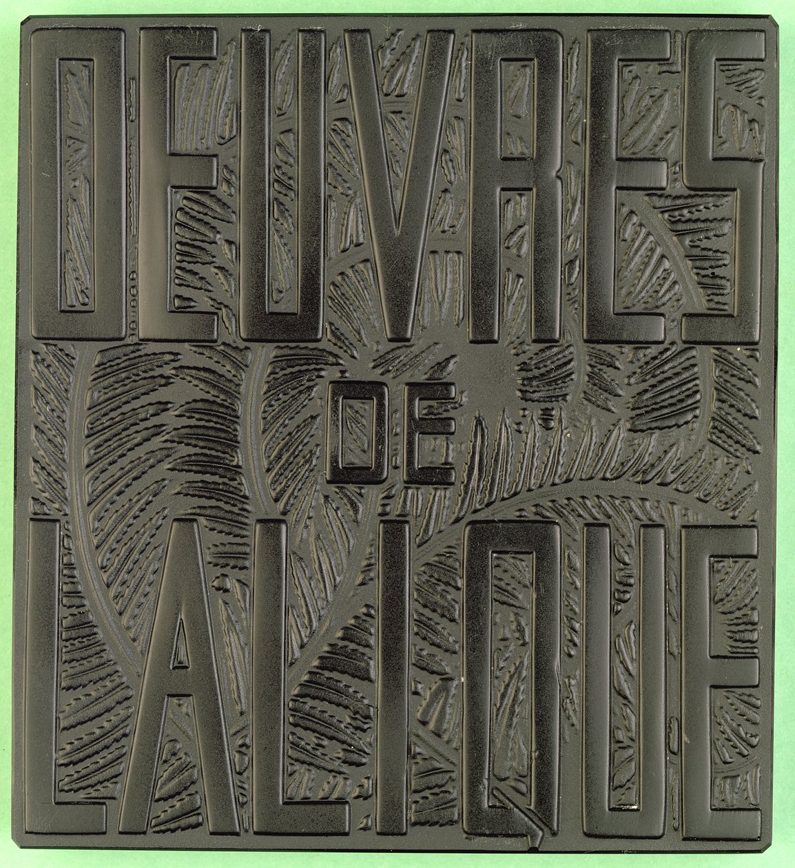 „Oeuvres de Lalique”, öntött feliratú emléktábla (fekete üveg) alkotó: Rene Jules Lalique