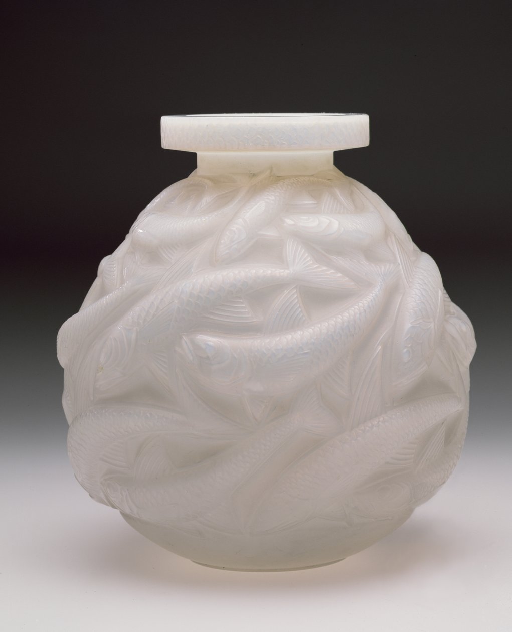 Lazac váza, 1928 (fehér opálos üveg) alkotó: Rene Jules Lalique