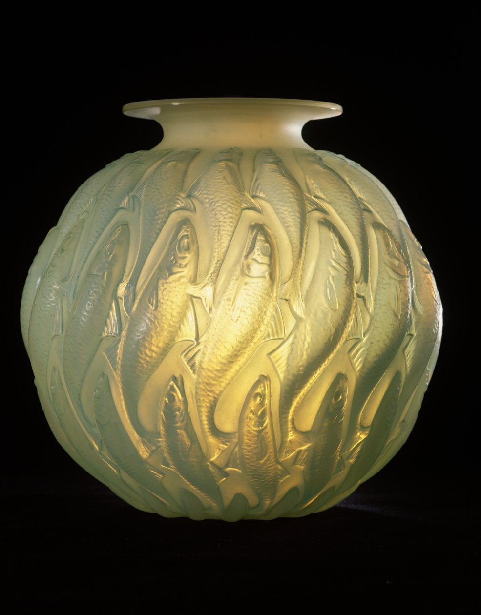 Lazac váza, 1928 (fehér opálos üveg) alkotó: Rene Jules Lalique