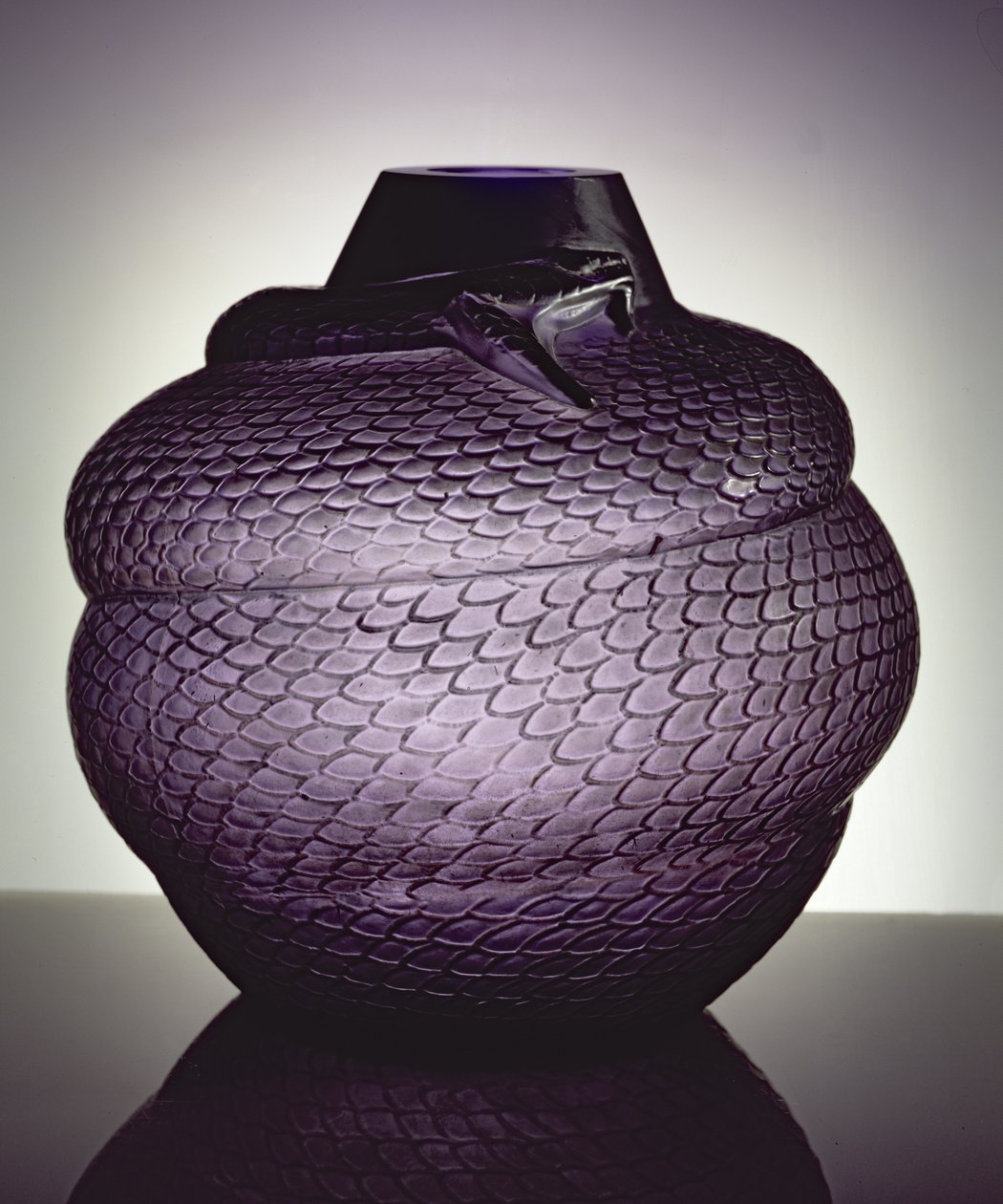 Kígyó váza, 1924 (formába fújt lila üveg) alkotó: Rene Jules Lalique