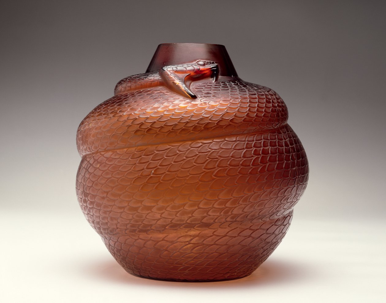 Kígyó, borostyánszínű üvegváza, R. Lalique, 1924 alkotó: Rene Jules Lalique