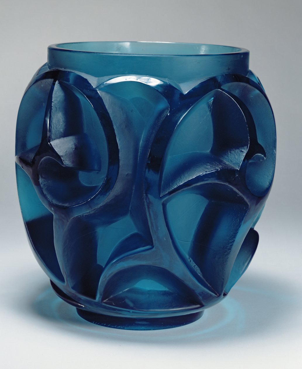 Whirlpools váza, 1926 (sajtolt akvamarin üveg) alkotó: Rene Jules Lalique