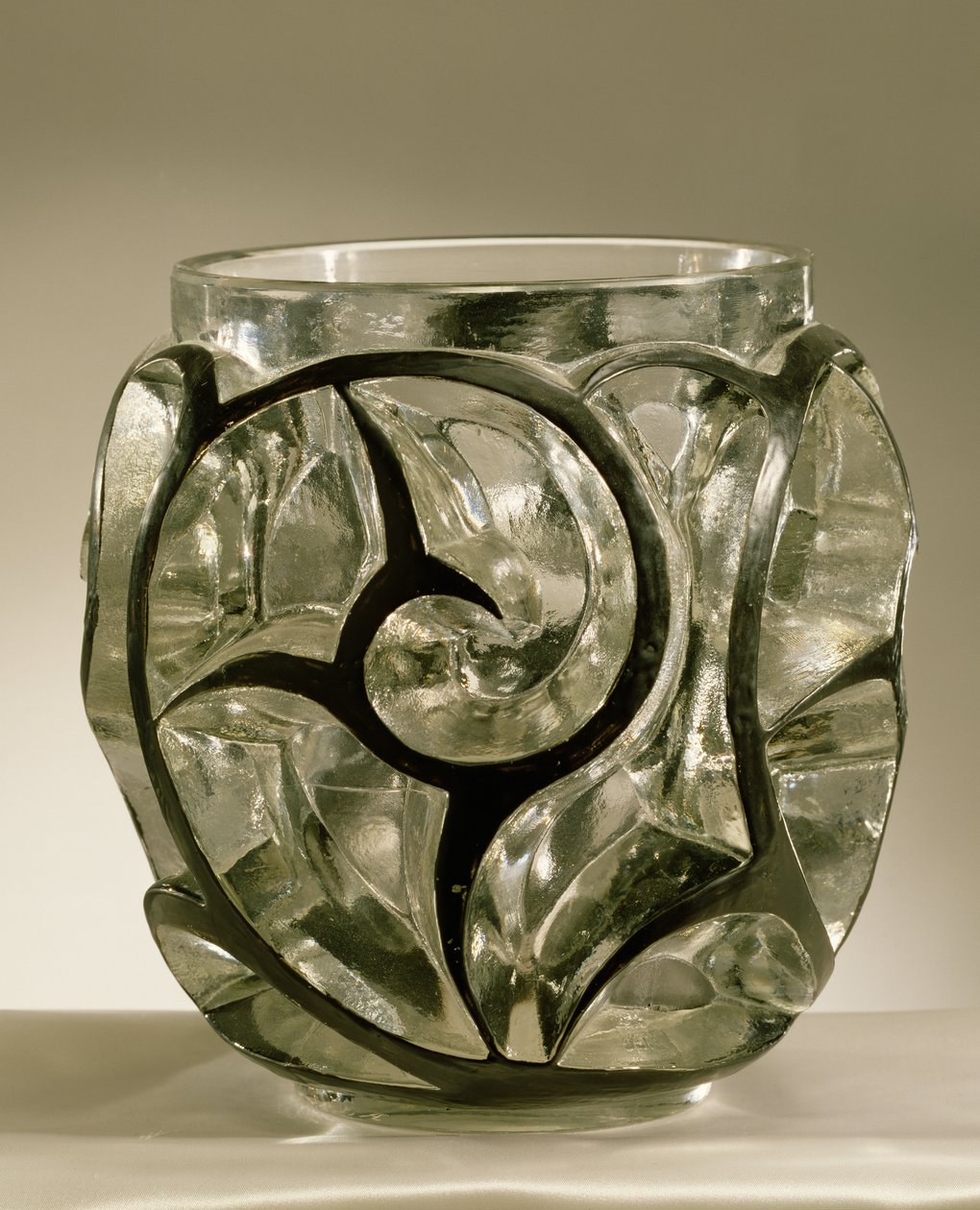 Whirlpools váza, 1926 (préselt fekete zománc, átlátszó üvegen) alkotó: Rene Jules Lalique