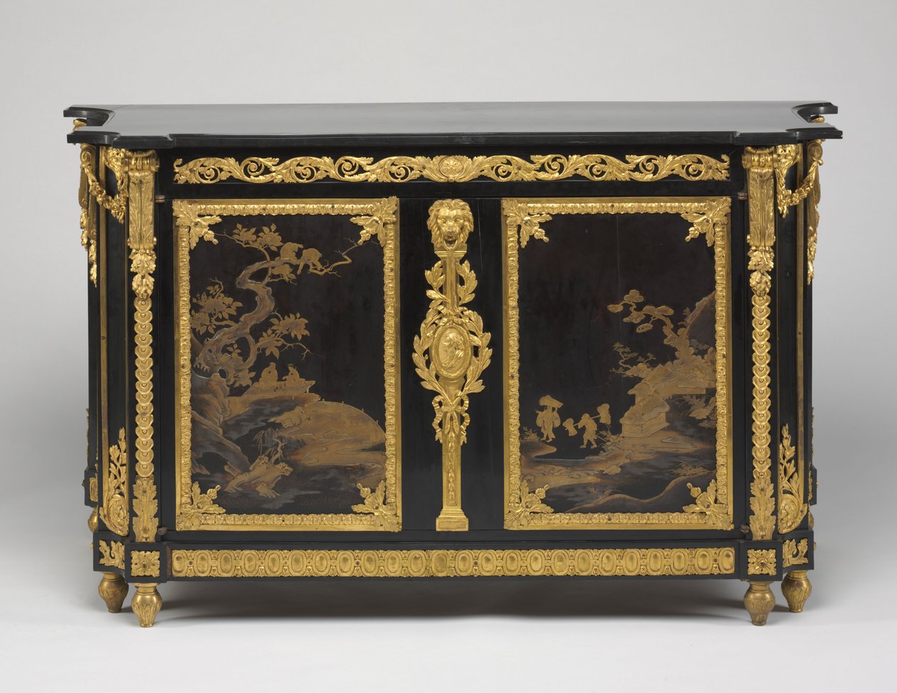 Komód (Komód), 1765-1770 körül (ébenfa furnér japán lakk panelekkel, aranyozott bronz tartókkal és márványlappal) alkotó: Rene Dubois