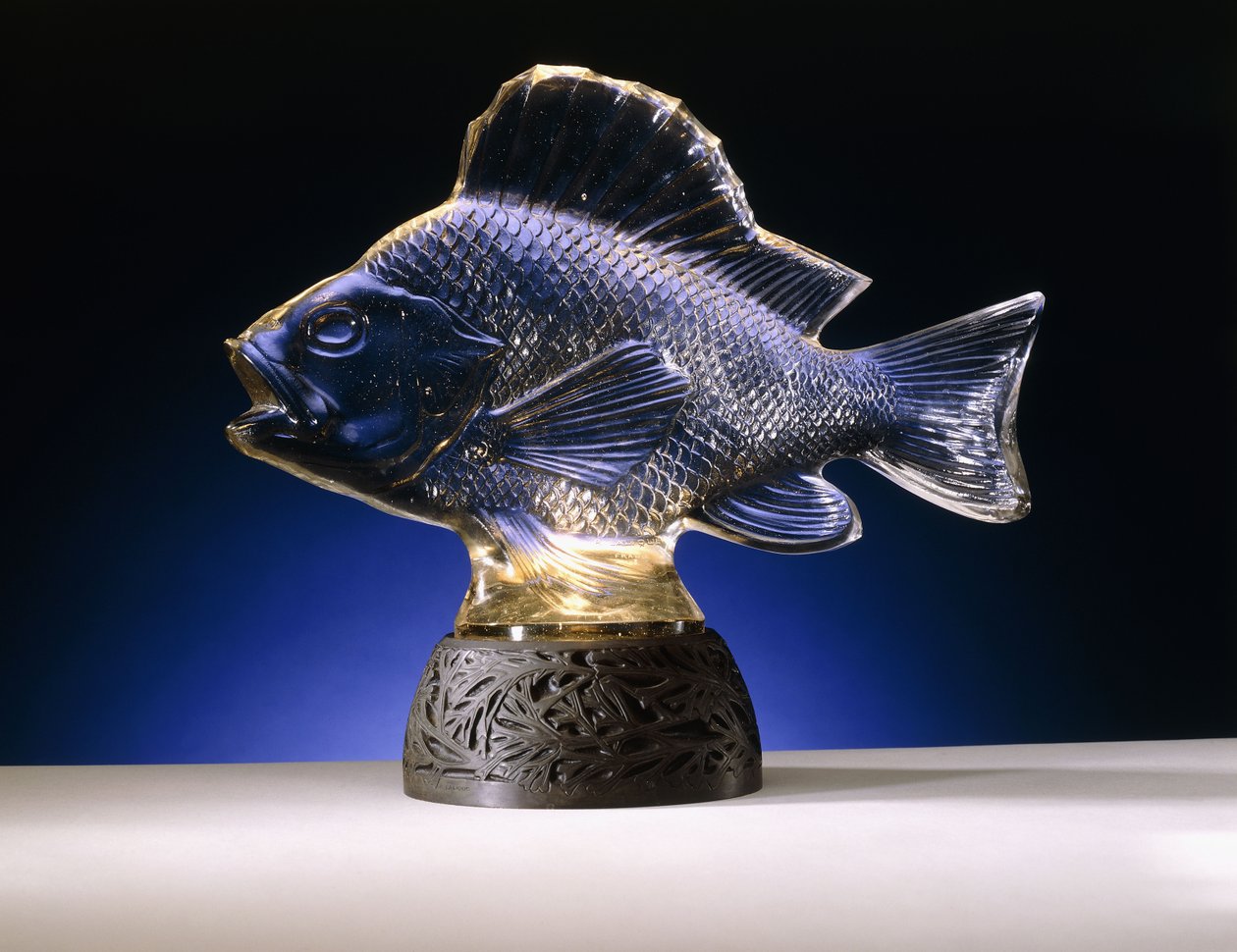 Egy ponty hátúszóval és farokkal alkotó: Rene Jules Lalique