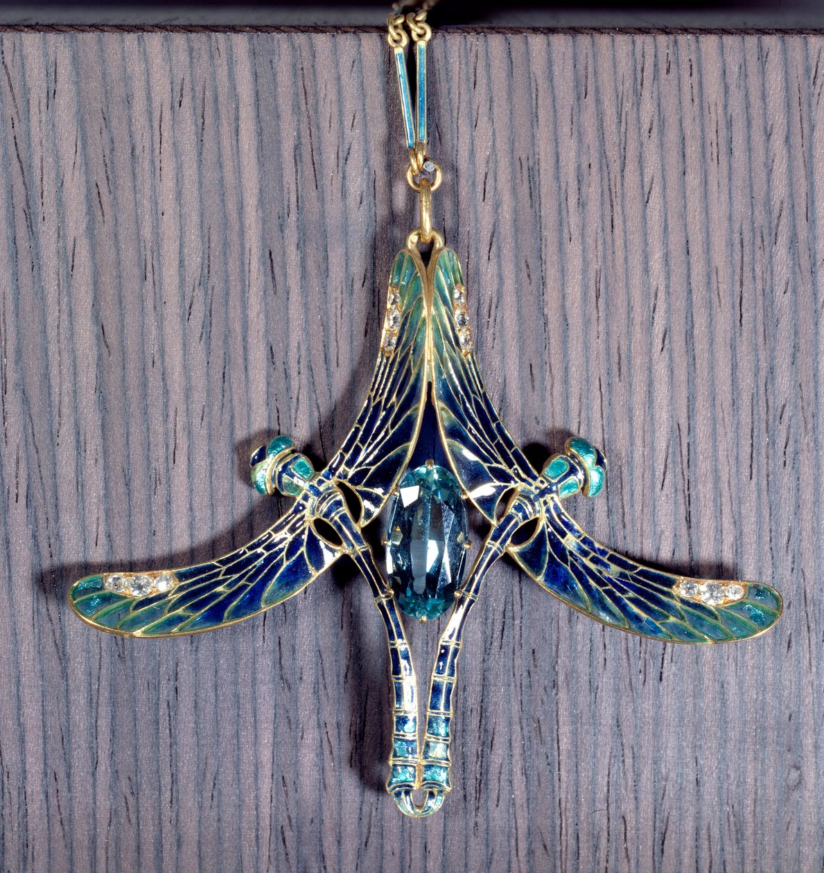 Szecesszió: „” Szitakötő” medál akvamarinból, aranyból és zománcból, Jules Rene Lalique (1860-1945) Párizs, Musee d