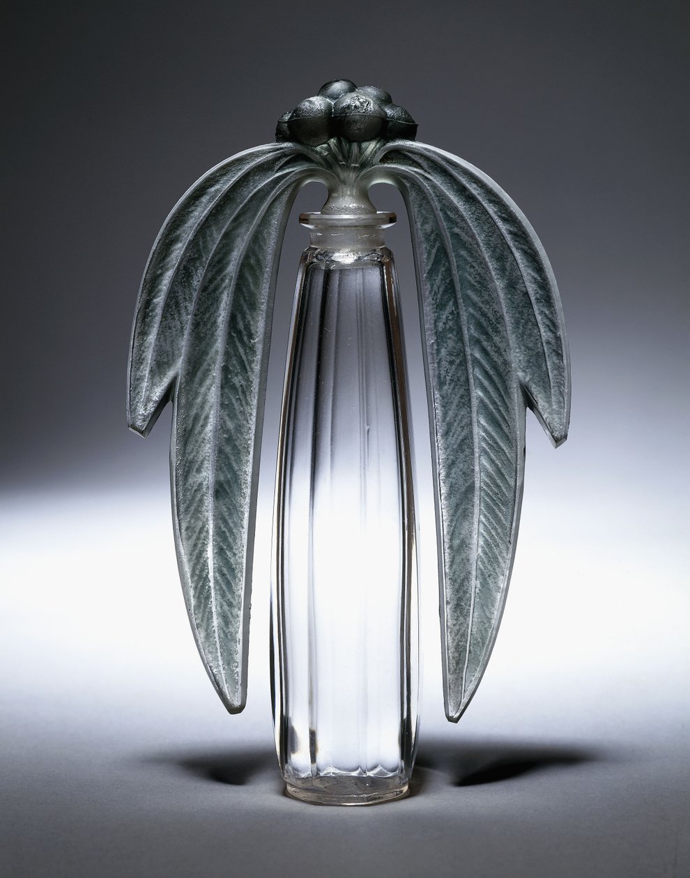 Bouchon Eucalyptus, No. 507, 1919 körül (átlátszó, matt és zöld ólomüveg) alkotó: Rene Jules Lalique
