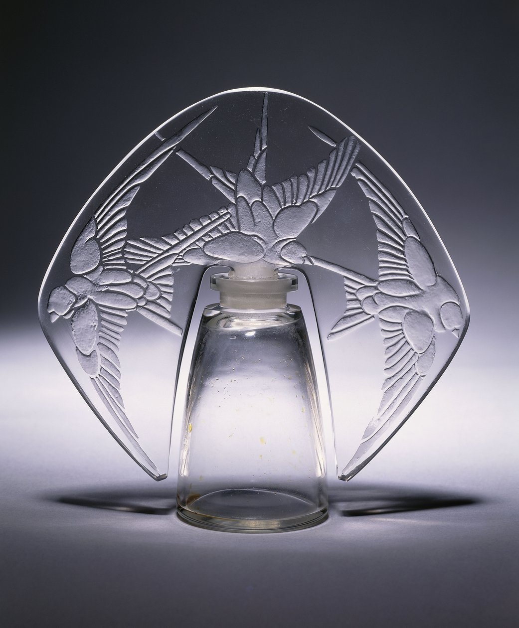 Bouchon Trois Hirondelles No. 496, 1920 körül (átlátszó és matt üveg) alkotó: Rene Jules Lalique