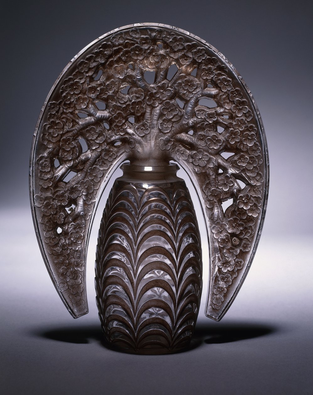 Bouchons Fleurs de Pommiers No. 493, 1919 körül (átlátszó és matt rózsaszín ólomüveg) alkotó: Rene Jules Lalique