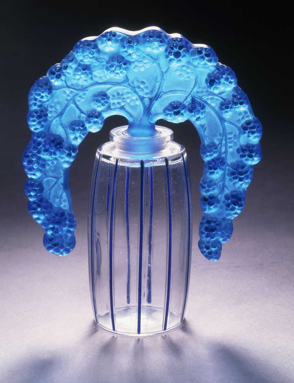 Bouchons Mures No. 495, 1920 körül (átlátszó és kék zománcozott üveg) alkotó: Rene Jules Lalique