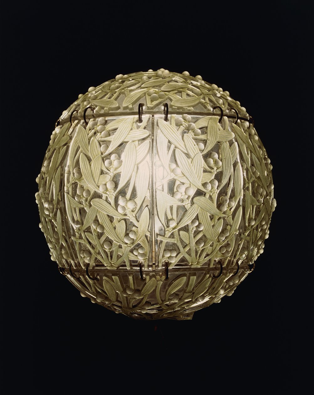 Boule de Gui, zöldre festett függőernyő, alkotó: Rene Jules Lalique