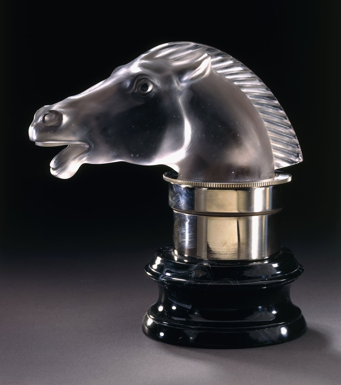 Epsom, 1928 körül (átlátszó matt üveg) alkotó: Rene Jules Lalique
