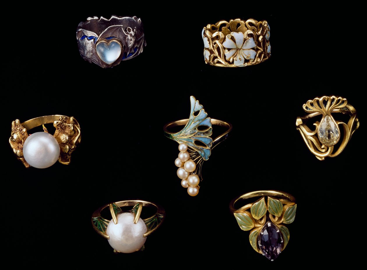 Arany, ezüst és réz gyűrűk zománccal, opállal, gyöngyökkel, ametisztekkel és briliáns gyémántokkal alkotó: Rene Jules Lalique