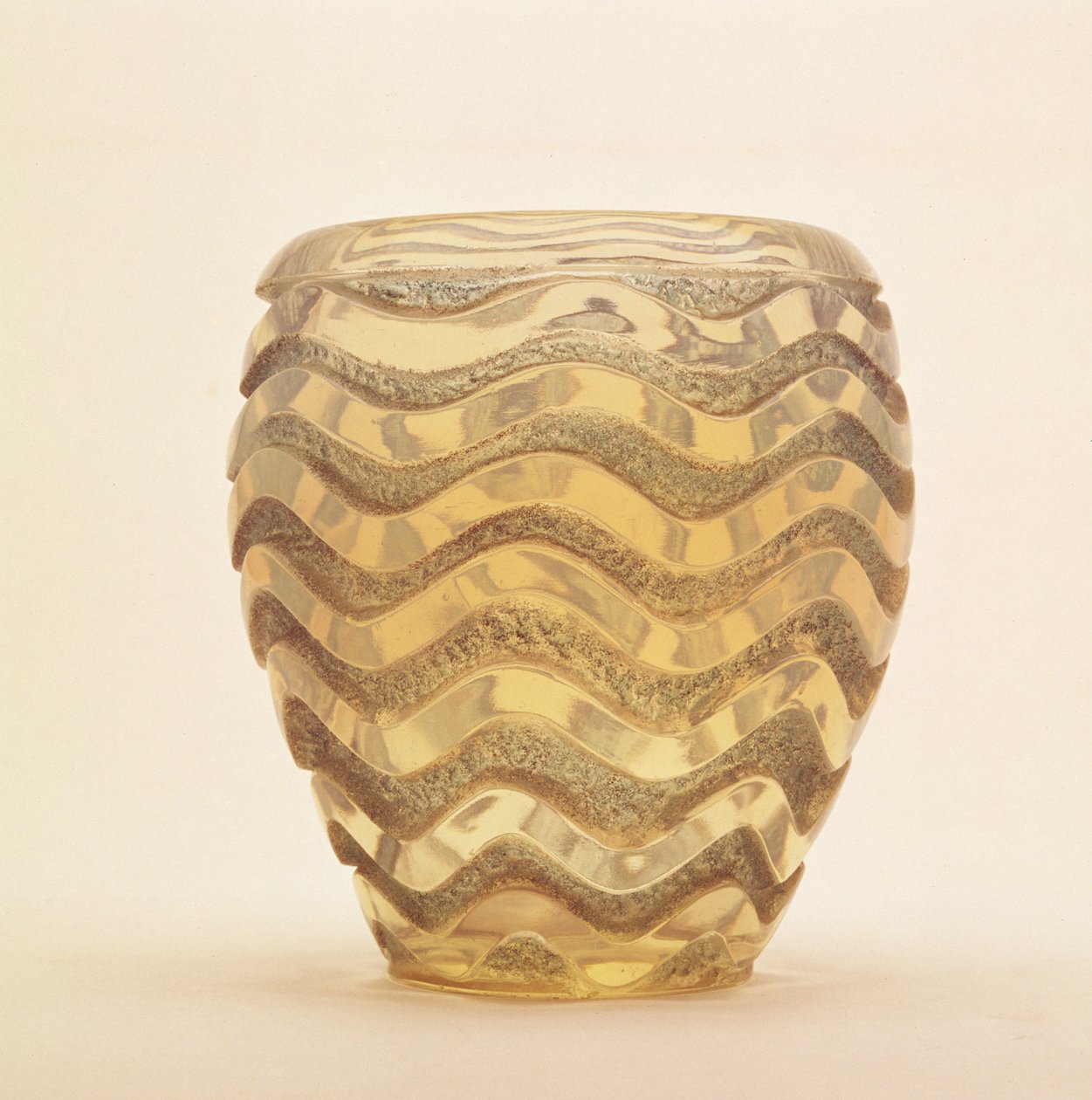 Nehéz öntött váza hullámmintával, Lalique csiszolt domborművel, 1902 körül alkotó: Rene Jules Lalique