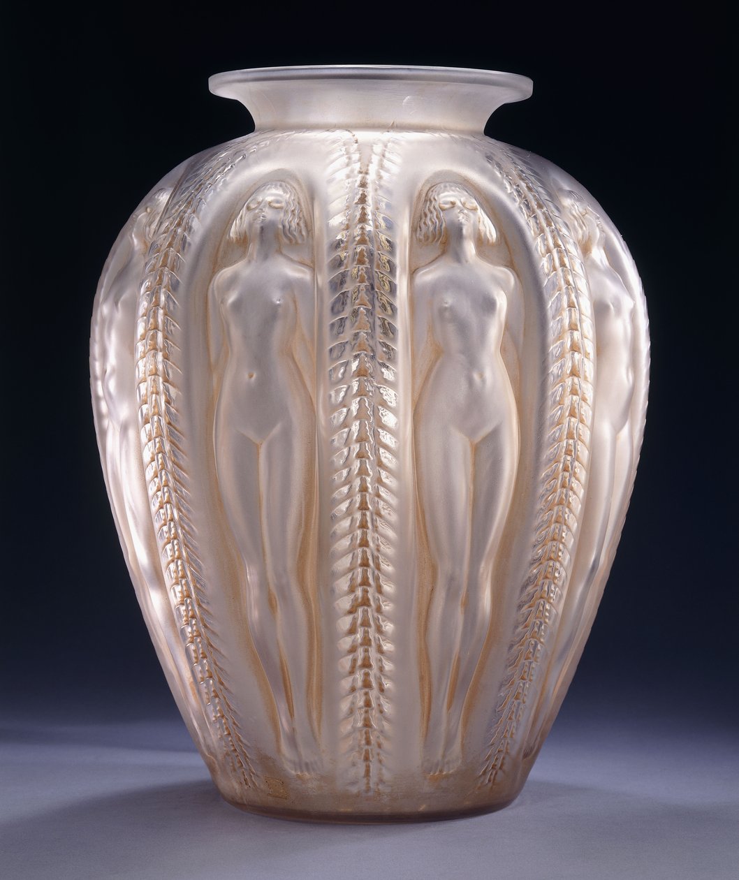 Luxemburg, egy monumentális öntött üvegváza, alkotó: Rene Jules Lalique