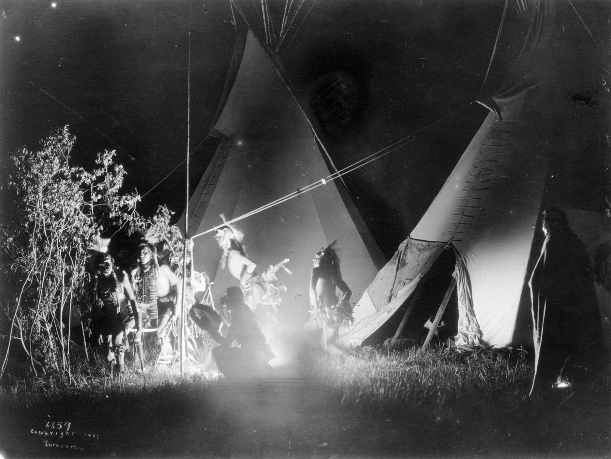 Tánc a tűz fényében, 1907 alkotó: Richard Throssel