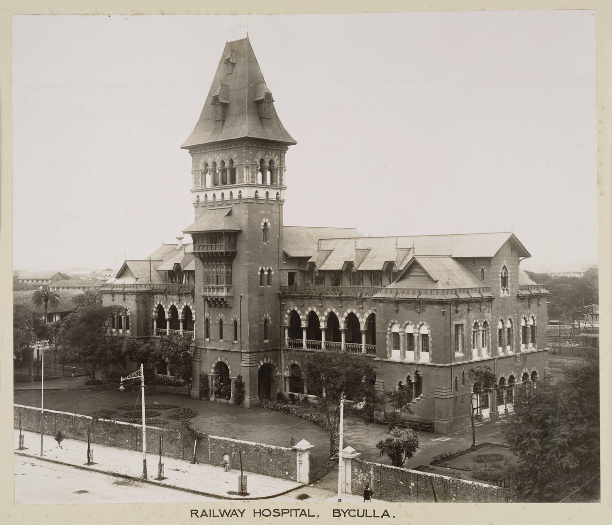 Hospitals Byculla Railway Hospital, India, 1930 körül alkotó: John Pardon