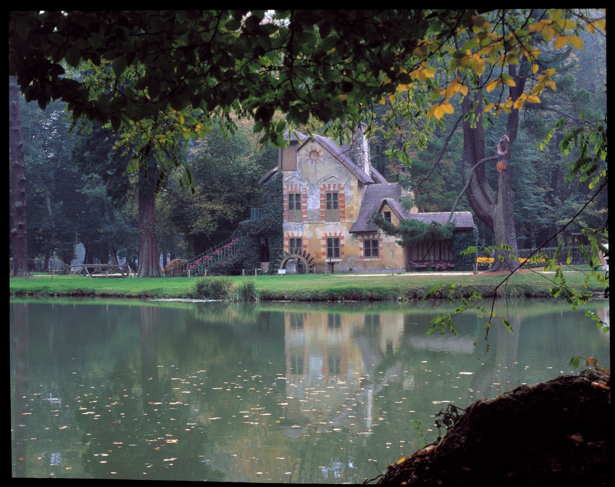 A Hameau de la Reine - La Maison de la Reine a Hameau de la Reine Marie Antoinette-ben, a Versailles-i kastély parkjában. alkotó: Richard Mique