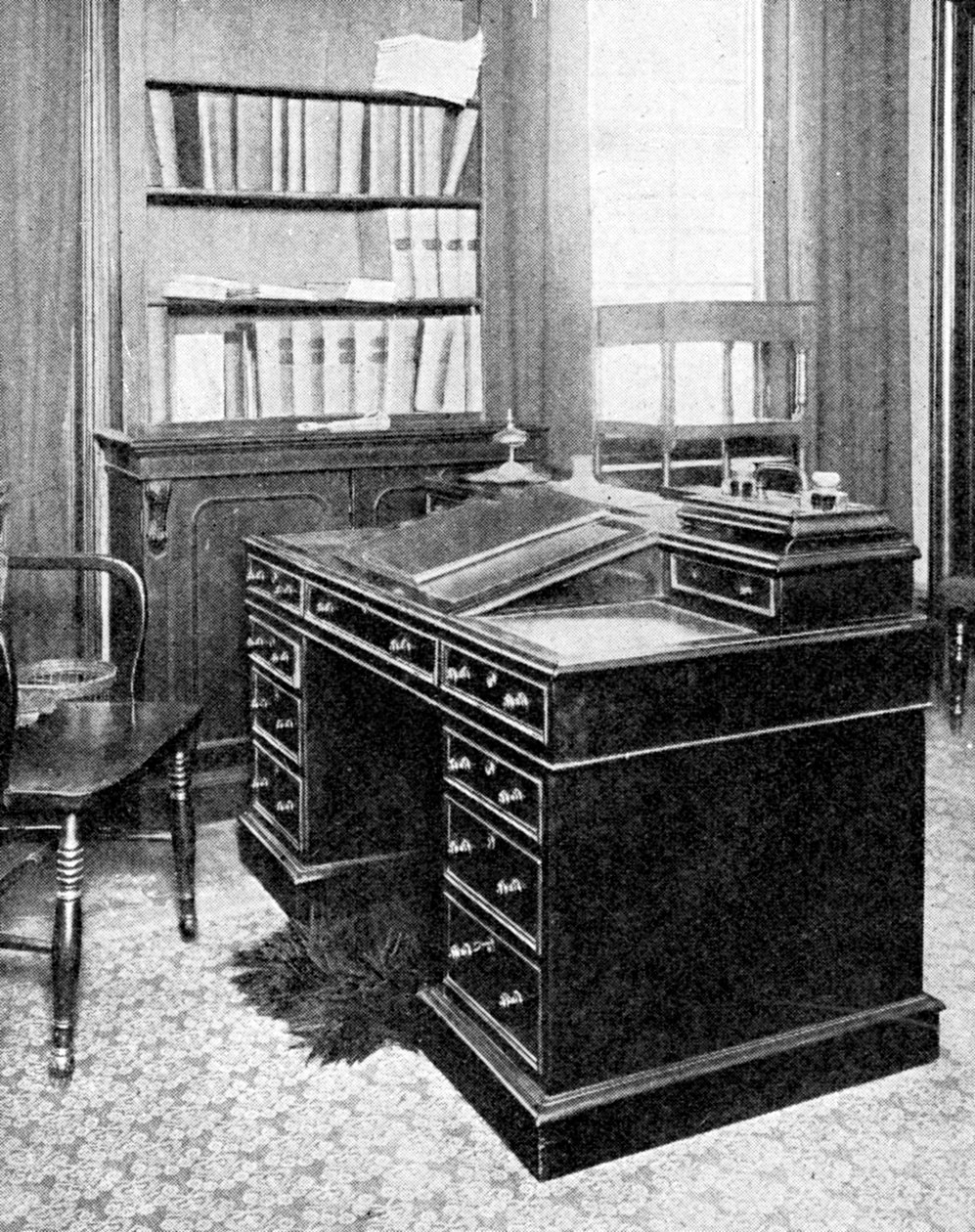 Charles Dickens széke és íróasztala, Gadshillben használták, 1923. alkotó: Rischgitz Collection