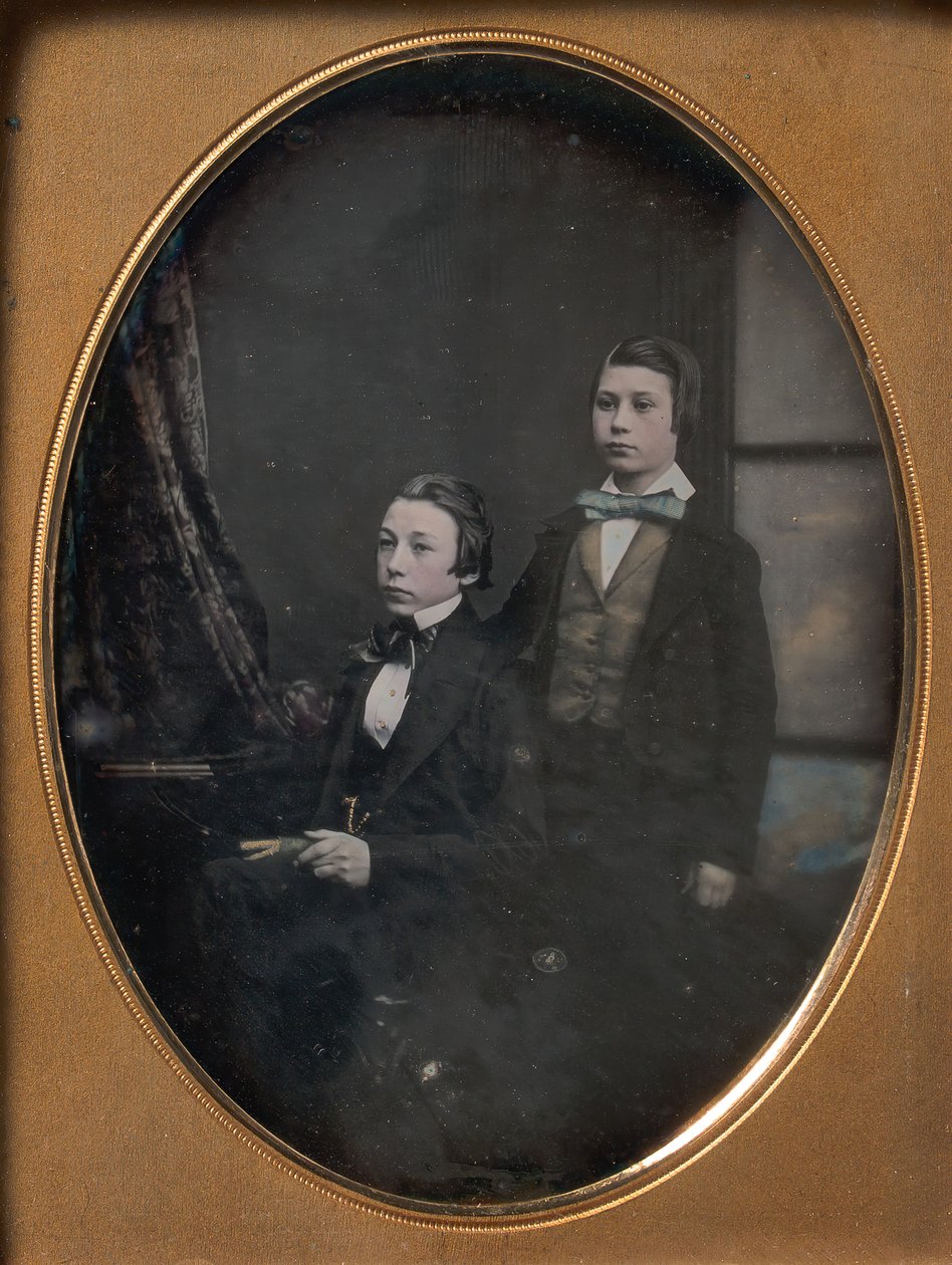 Két csokornyakkendős fiatalember, egy ül, kezében egy könyv, egy áll, 1850-es évek. alkotó: Robert Boning
