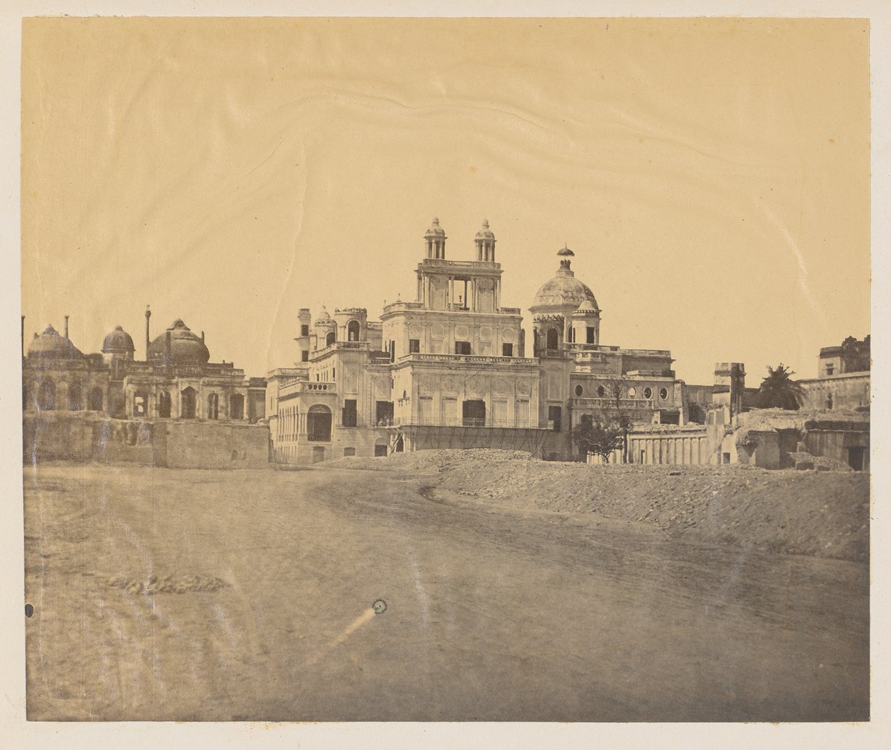 [Palota az 1857-es felkelés után] alkotó: Robert C. Tytler