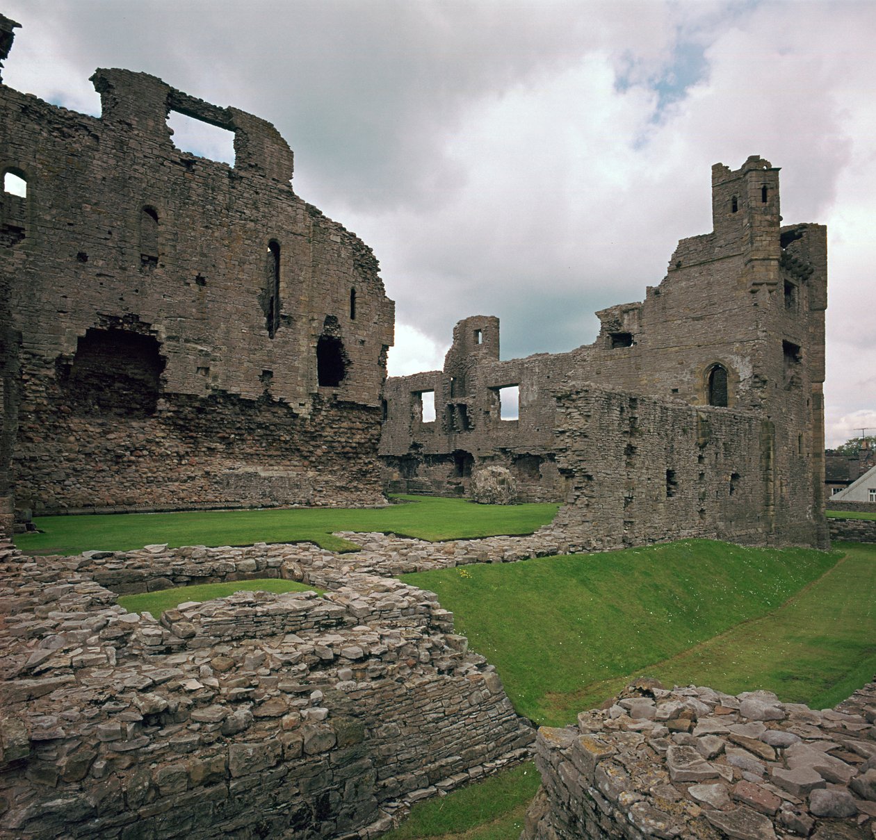 Middleham kastély, 12. század alkotó: Robert Fitzrandolph
