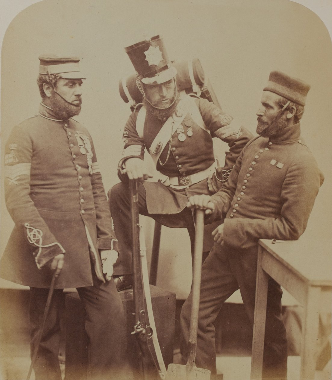 Színes őrmesterek, J. Stanton, Kester Knight és W. Bruce, Royal Sappers and Miners, 1856 (szépia fotó) alkotó: Robert Howlett