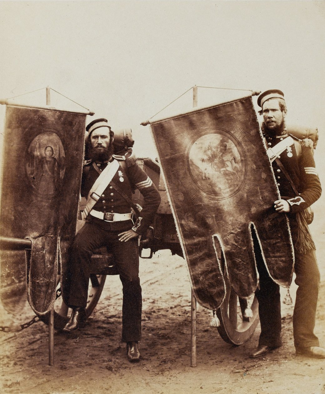 Christy őrmester és McGifford őrmester, Királyi Tüzérség, 1856 (szepia fotó) alkotó: Robert Howlett