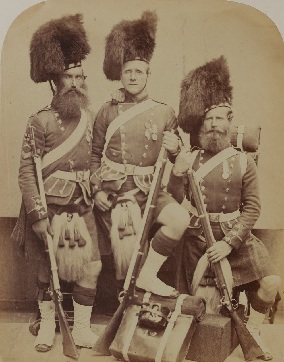 Gardner, McKenzie és Glen, a 42. (The Royal Highland) lábezred alkotó: Robert Howlett