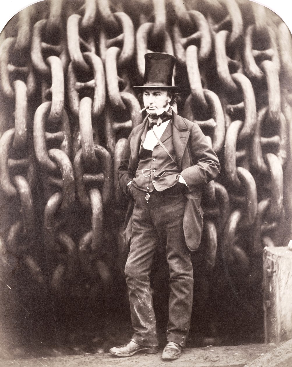 Isambard Kingdom Brunel, a „Nagy Kelet” kilövőláncai előtt állva, 1857 alkotó: Robert Howlett