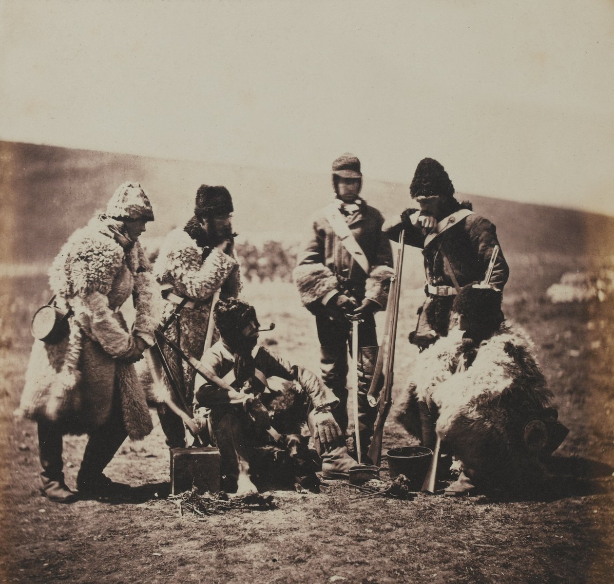 Pechell kapitány és a 77. (Kelet Middlesex) Lábezred férfiai téli ruhában, egy 52, a krími háborúval kapcsolatos fényképet tartalmazó albumból alkotó: Roger Fenton