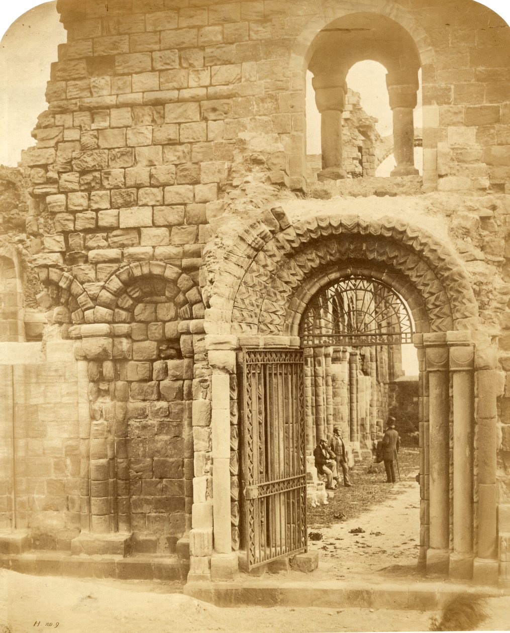 Templom romjai három férfival (sózott papírnyomat) alkotó: Roger Fenton