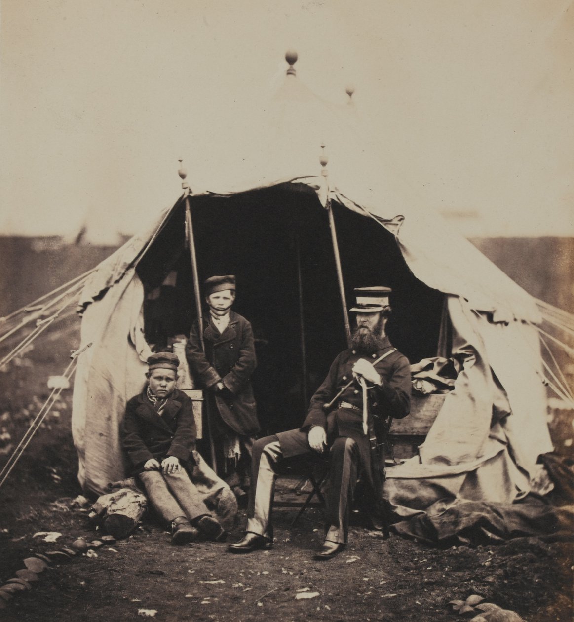 Studholme Brownrigg alezredes, CB and the Russian Boys, egy 52 fényképet tartalmazó albumból, amely az 1855-ös krími háborúhoz kapcsolódik alkotó: Roger Fenton