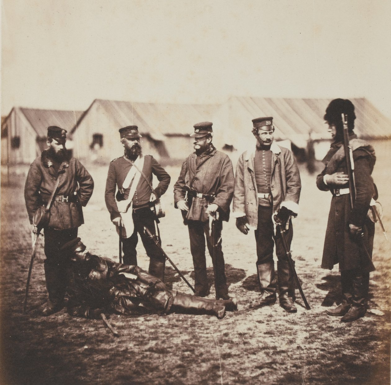 William Munro altábornagy és a 39. (dorsetshire-i) gyalogezred tisztjei egy 52 fényképet tartalmazó albumból, amelyek az 1855-ös krími háborúhoz kapcsolódnak alkotó: Roger Fenton