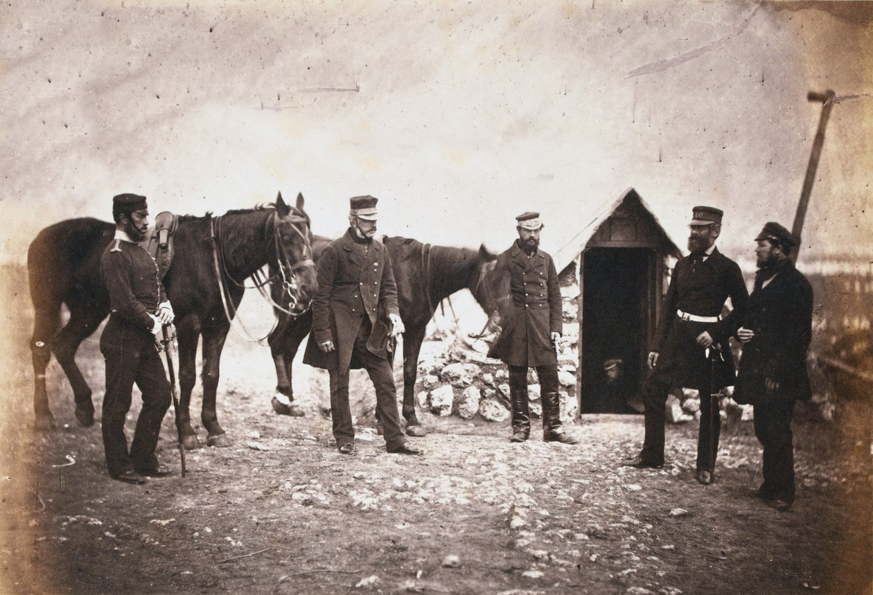 Robert Garrett vezérőrnagy és törzstisztjei egy 52, a krími háborúval kapcsolatos fényképet tartalmazó albumból alkotó: Roger Fenton