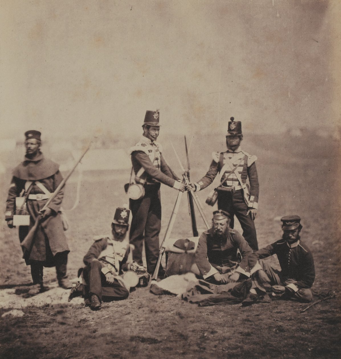 A 3. (Kelet-Kent) Lábezred (The Buffs) tisztjei és emberei egy 52 fényképet tartalmazó albumból, amelyek az 1855-ös krími háborúhoz kapcsolódnak alkotó: Roger Fenton