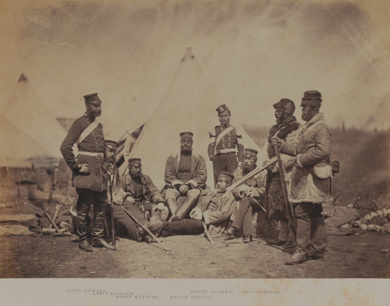 A 89. (Viktória hercegnő) gyalogezred tisztjei és emberei egy 52, a krími háborúhoz kapcsolódó fényképet tartalmazó albumból alkotó: Roger Fenton